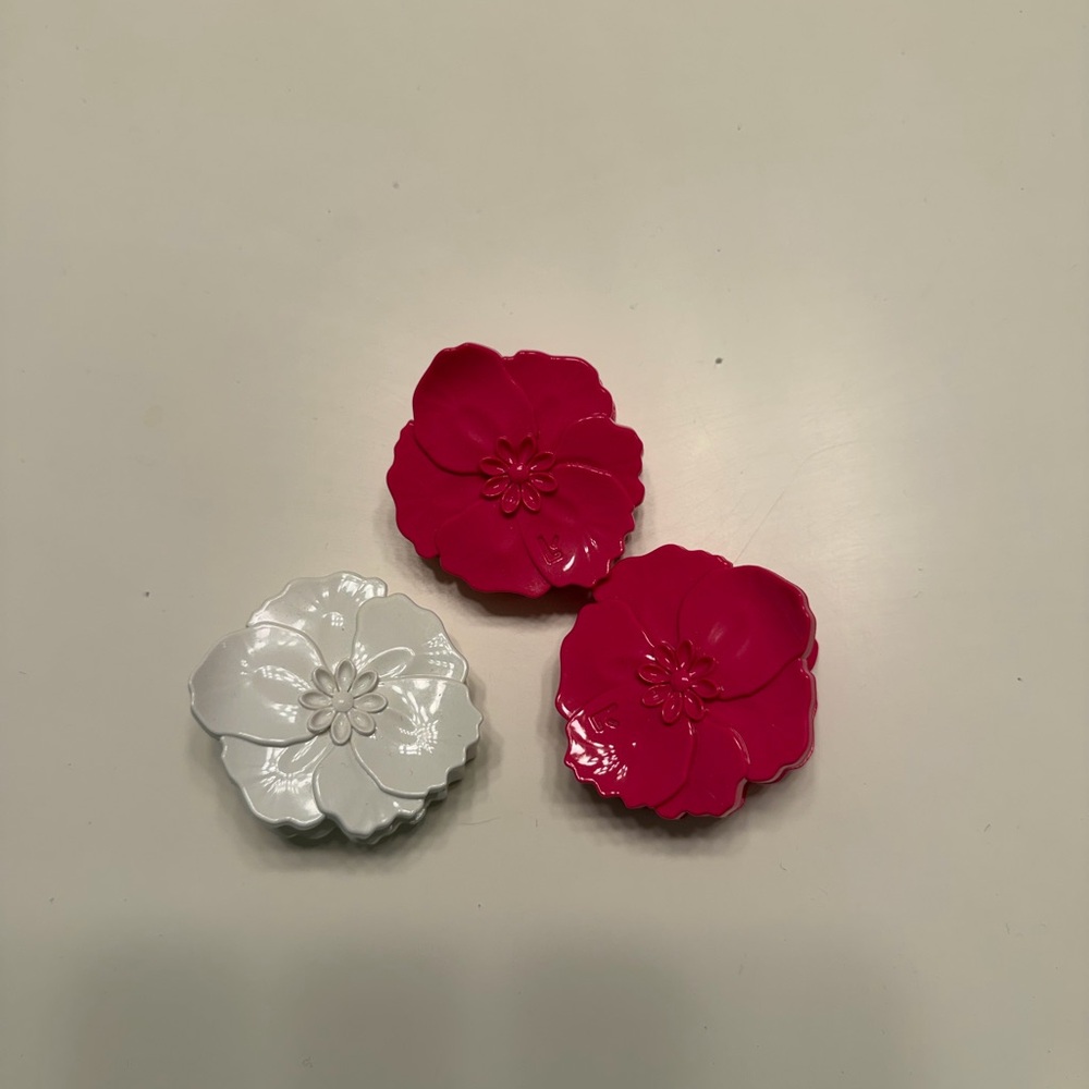 Larroudé Hibiscus Claw Hair Clip in Hot Pink only one